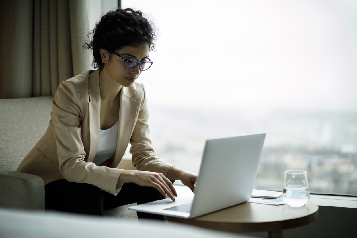 usiness traveler working on laptop in hotel room near Nashville TN with workspace